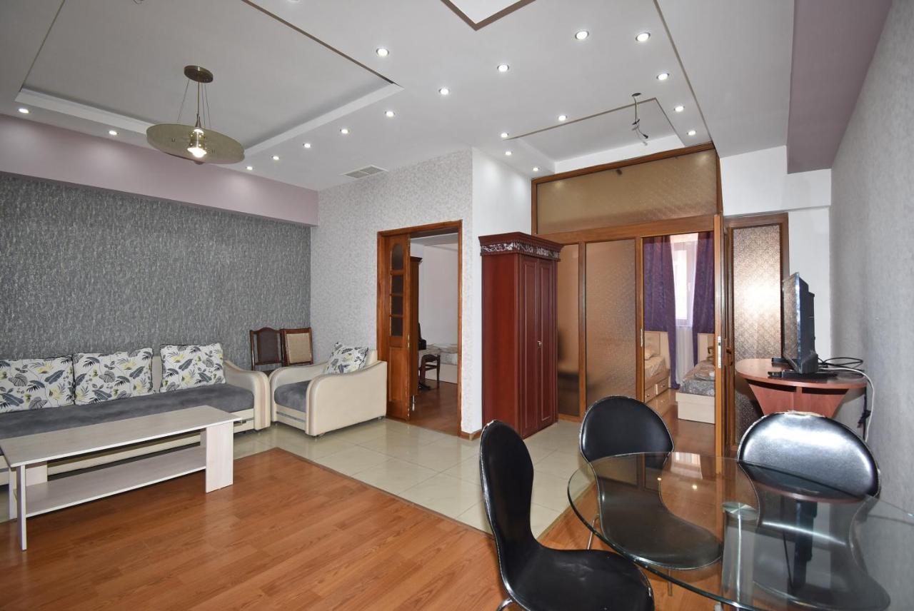 Armenak Apartment No 8, Abovyan Street Jerevan Exteriör bild
