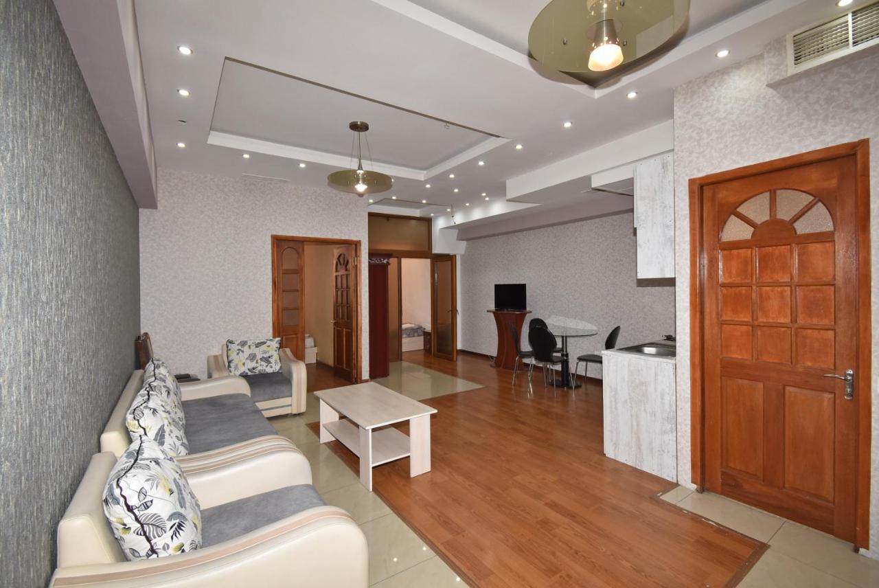 Armenak Apartment No 8, Abovyan Street Jerevan Exteriör bild