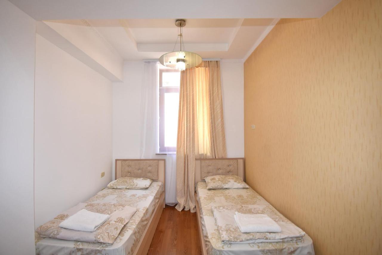 Armenak Apartment No 8, Abovyan Street Jerevan Exteriör bild